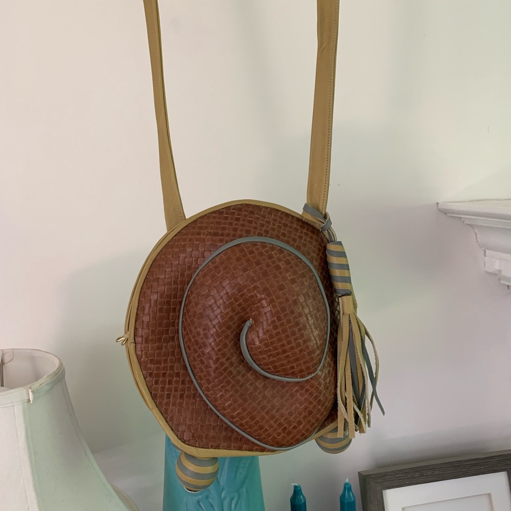 Vintage Carol Hearty Escargot Leather crossbody bag with intricate detail. - Picture 14 of 15